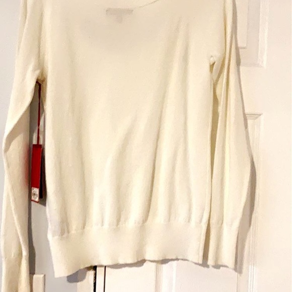 Adorable white light weight Jennifer Lopez sweater - Picture 3 of 5